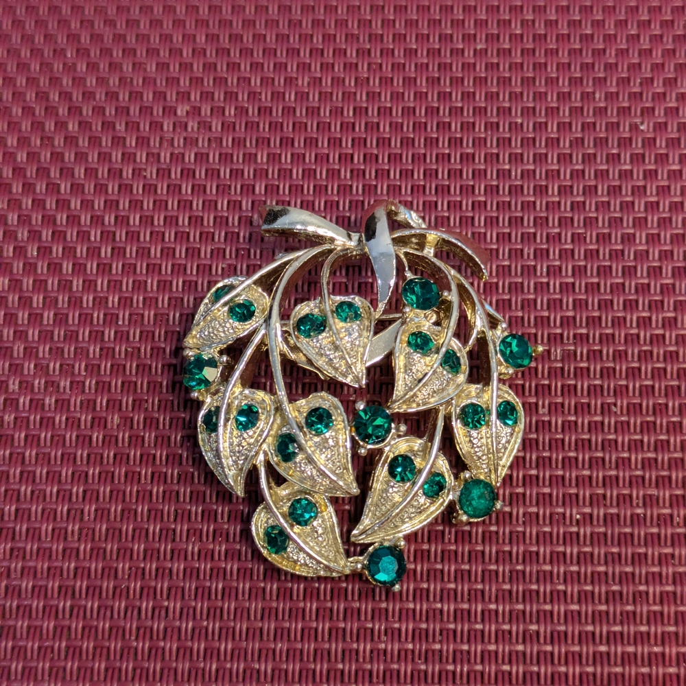 Vintage Jewelry Gorgeous Gold Tone & Green Rhinestone Brooch